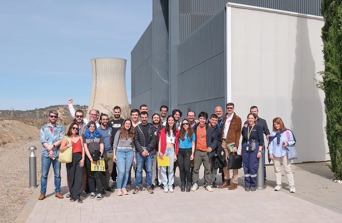 Membros do Nuclear Vision Portugal reunidos junto de uma torre de refrigeração